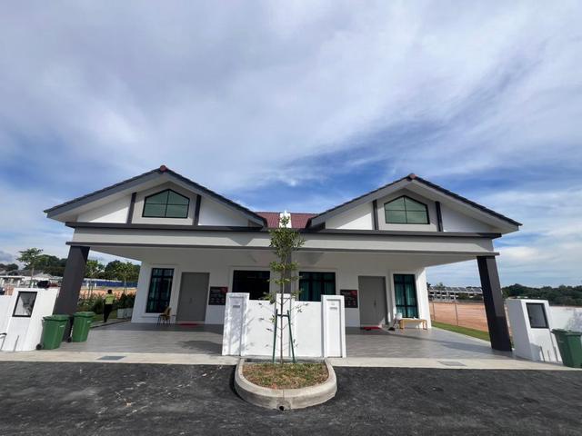 Gated Guarded Single Storey Semi D with Extra Land Ayer Keroh Melaka