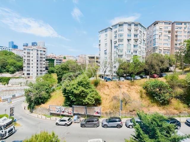 Gayrettepe Pazar Sokak Metro Yanı 3 + 1 Kat