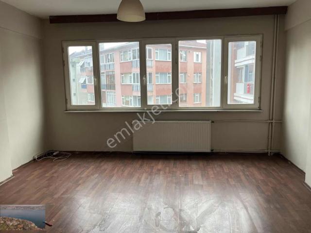 Gayrettepe'de Merkezi Konumda 2+1 3. Kat Kiralık Daiere