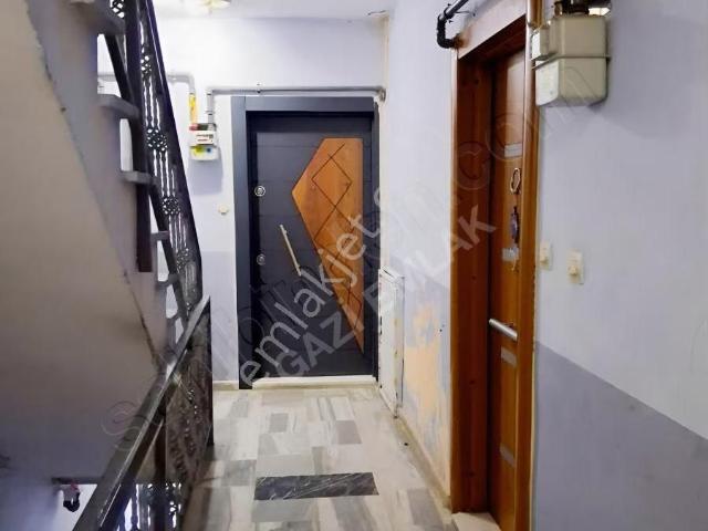 gazi Emlakhastane Yakını 2+1 Köşe Arakat 95 M Dükkan Üstü