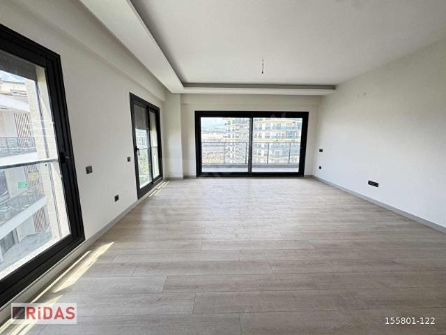 Gaziemir Beyaz Evler'de kiralık 3 + 1 Havuz cepheli