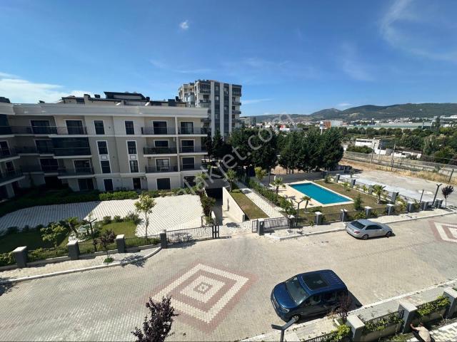 Gaziemir Beyazevler'de Havuz Cepheli Sıfır 4+1 Kiralık Daire