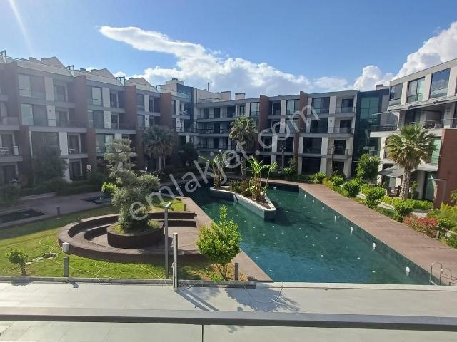Gaziemir Landor Sitesi'nde Bahçe Manzaralı 3+1 Lüks Daire