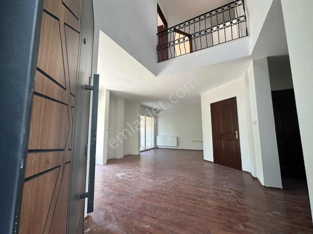Gaziemir Nasır Villaları Sitesi'nde Kiralık 4+1 Tripleks Villa