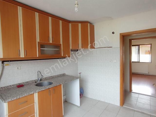 Gaziemir Sarniç'ta Teraslı Kiralık 2+1 Daire