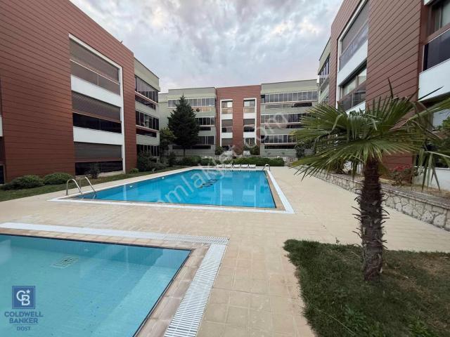 Gaziemirde Havuzlu Sitede 181 M² Geniş Kullanım Alanlı 3+1 Daire