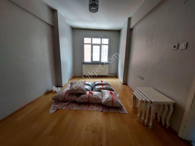 Gaziosmanpaşa Küçükköy Yeni Mah Acil Satılık Daire İkinci Kat Toprak Tapulu Balkonlu 2