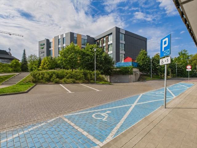 Przestronny lokal 186 m² z witrynami i parkingiem zapraszam