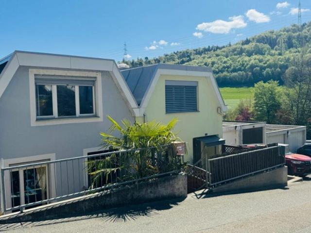 Gemütlches 5.5 Zimmer Reihenhaus mit Garten, neuem Dach, Garage und Parkplatz