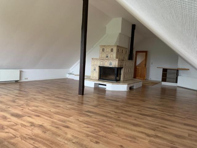 Gemütliche Dachgeschosswohnung mit Kamin, Terrasse und neuem Badezimmer in Sandesneben zu vermieten