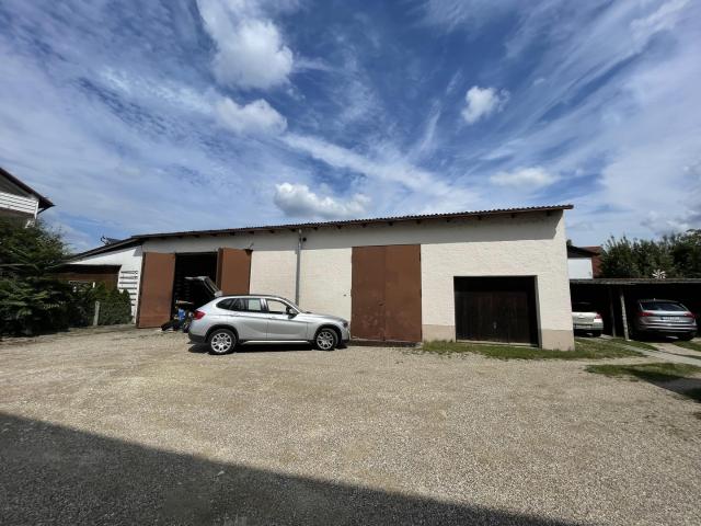 Halle mit Garage