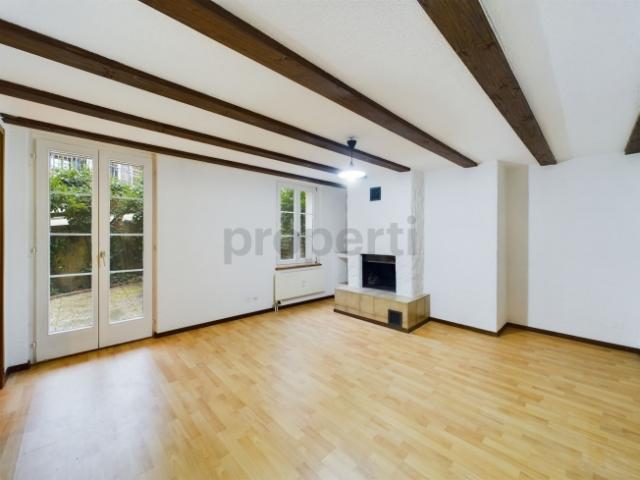 Zentral gelegene 4.5 Zimmer Wohnung mit Terrasse, Cheminée und viel Potenzial