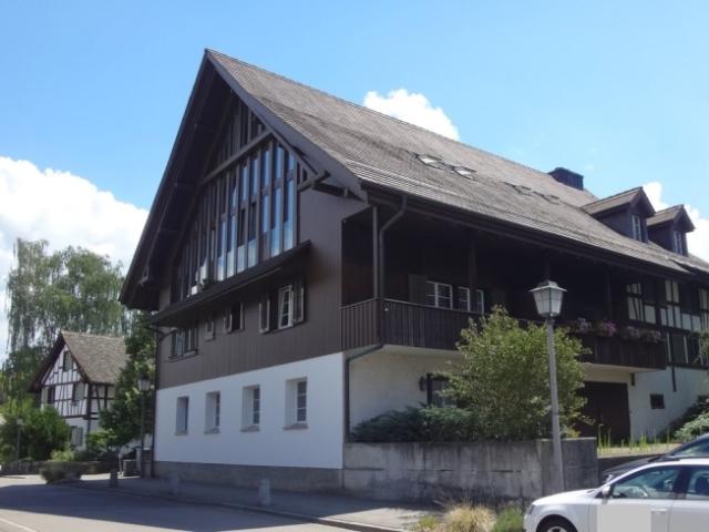 Gemütliche Wohnung mit Balkon in schönem Riegelhaus