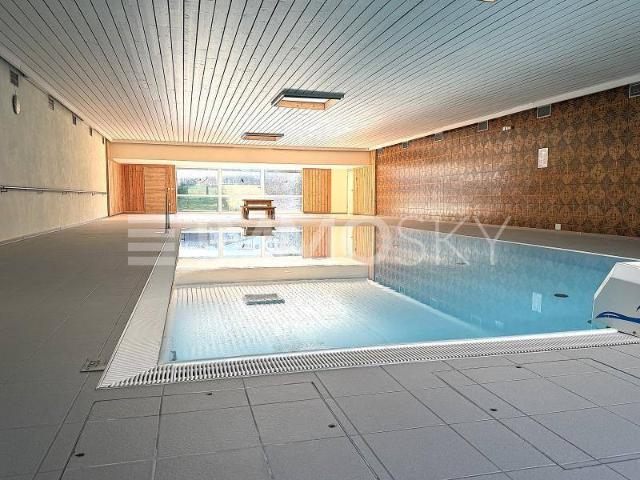 GEMÜTLICHE WOHNOASE naturnah, mit Balkon und Indoor Pool!