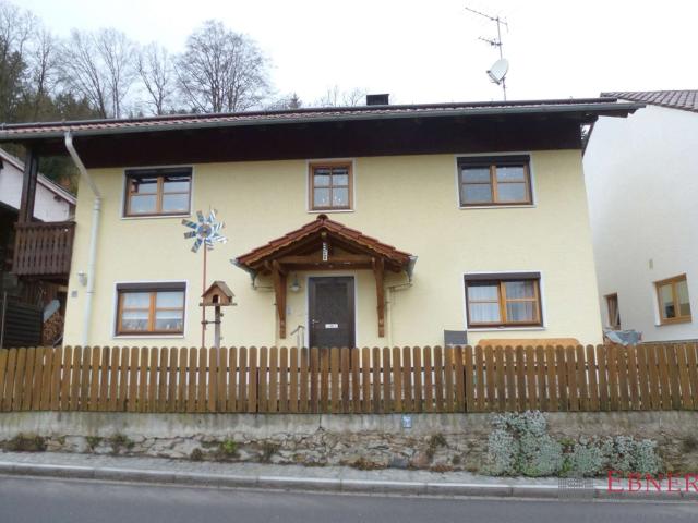 Gemütliche 2 Zi. EG Wohnung mit Doppelgarage und Werkstatt in Perasdorf zwischen Bogen und Sankt Englmar