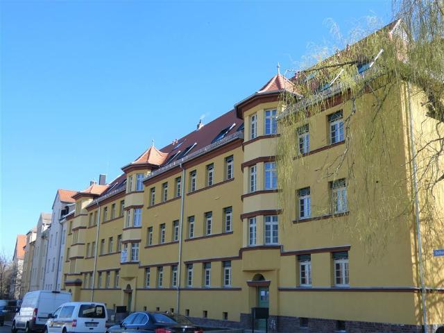 Gemütliche 2 Zi. Whg. mit Loggia, Parkett, Außenrollos