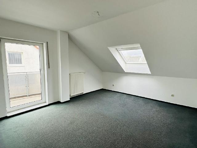 Gemütliche 2 Zimmer Dachgeschosswohnung mit Balkon zu vermieten!