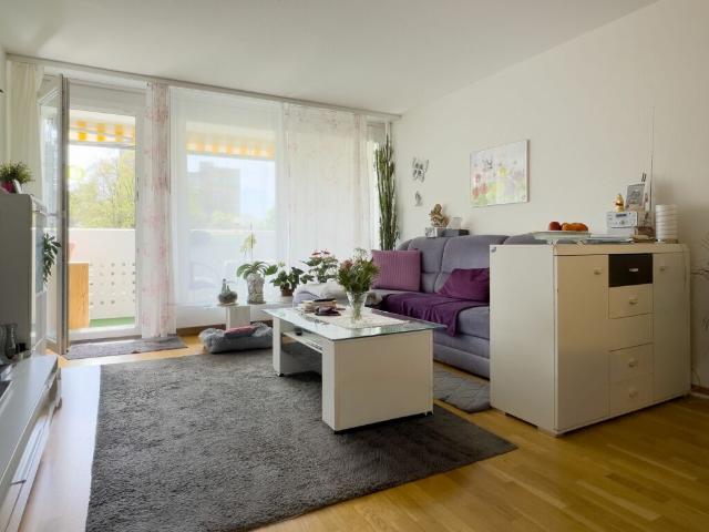 Gemütliche 3 Zimmer Eigentumswohnung mit Balkon, Keller und Einstellhallenplatz