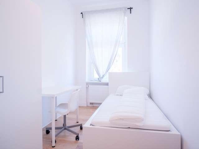 Gemütliches Zimmer in Apartment mit 6 Schlafzimmern in Wedding, Berlin