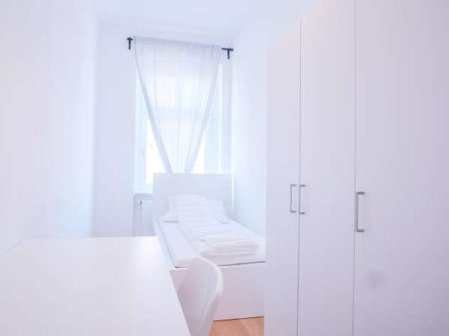 Gemütliches Zimmer in Apartment mit 6 Schlafzimmern in Wedding, Berlin