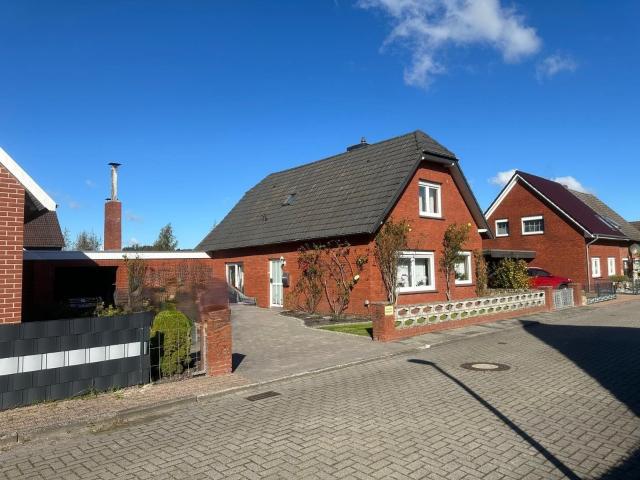 Gemütliches Einfamilienhaus mit großem Wintergarten in Deichnähe auf Eigentumsgrundstück