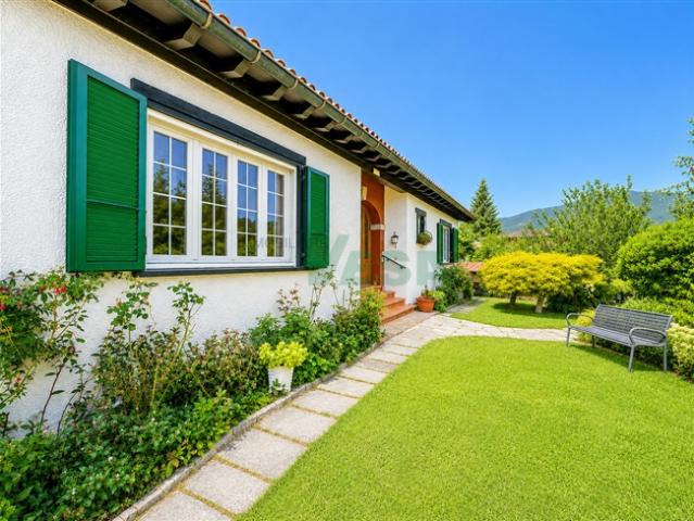 Gemütliches einstöckiges freistehendes Haus mit großem Garten