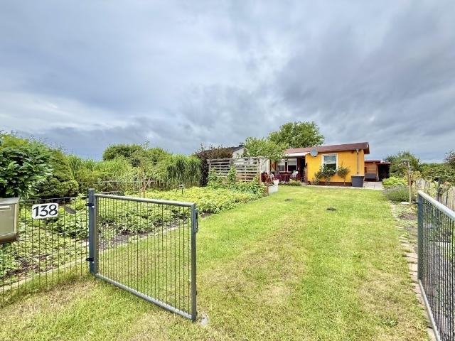 Gemütlicher Wochenendbungalow mit Außendusche und Vollausstattung in Oranienburg