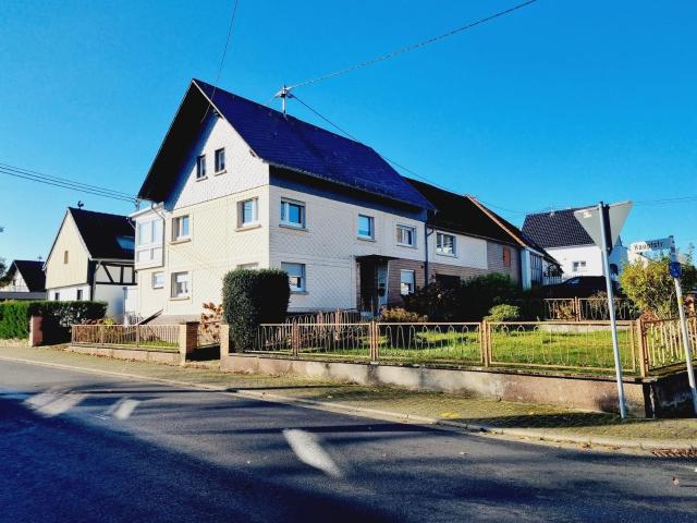 Gemeinde Härtlingen: Einfamilienhaus Bauernhaus mit Scheune und Garagen