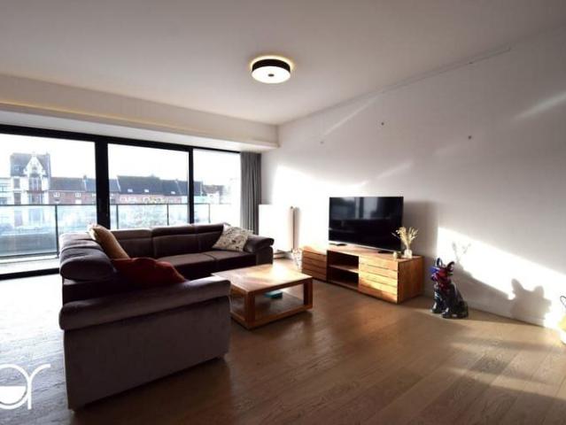Gemeubeld appartement met twee slaapkamers en zicht op wate