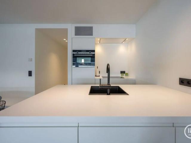 GEMEUBELD Gezellig, gerenoveerd 2 slaapkamerappartement op een topligging vlakbij de Kustlaan te Knokke