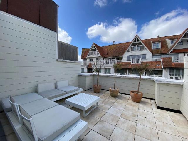 GEMEUBELD: Lichtrijke en recent gerenoveerde penthouse met ruim zuidgericht terras van 19m2, op wandelafstand van het strand en de winkels