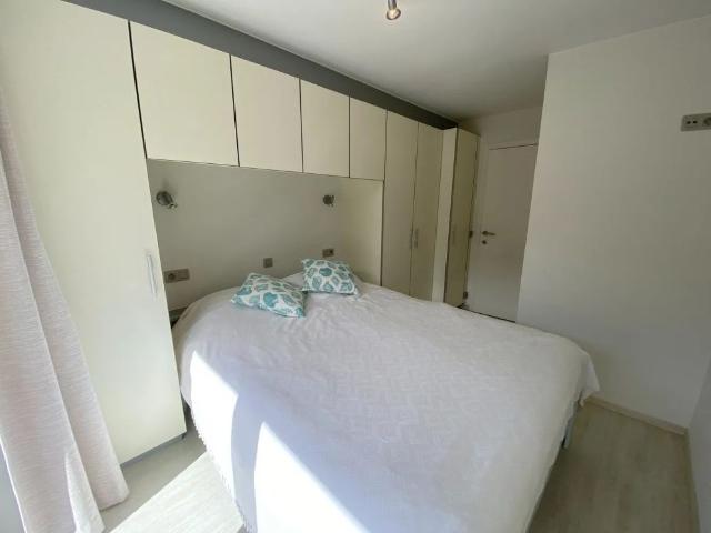 GEMEUBELD Super gelegen en perfect onderhouden appartement, gelegen in de Van Bunnenlaan