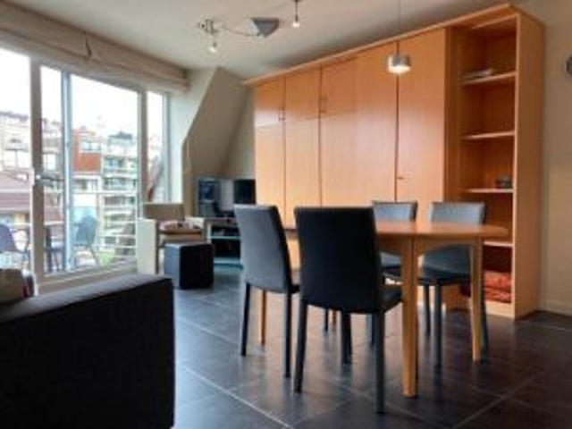 Gemeubeld, recent appartement met 2 slaapkamers vlak bij zee