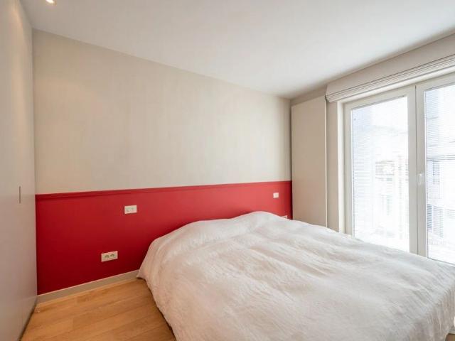 GEMEUBELD Recent en hoogwaardig afgewerkt 2 slaapkamer appartement met 6 m gevelbreedte centraal gelegen op een topligging vlakbij de Dumortierlaan te Knokke