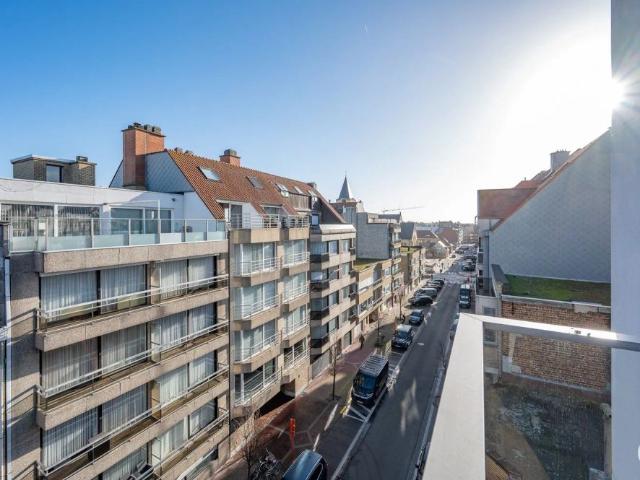 GEMEUBELD Recent en hoogwaardig afgewerkt 2 slaapkamer appartement met 6 m gevelbreedte centraal gelegen op een topligging vlakbij de Dumortierlaan te Knokke