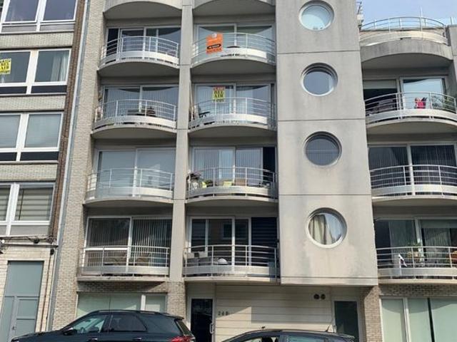 Gemeubelde studio met groot balkon in recente residentie!