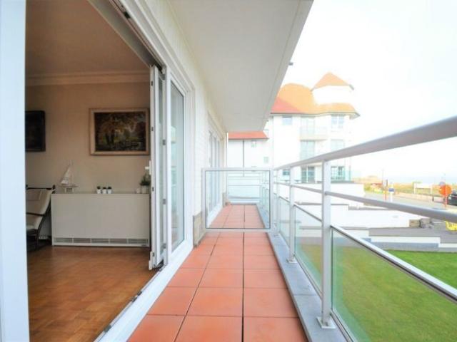 Gemeubelde studio met terras, zijdelings zeezicht en zich.