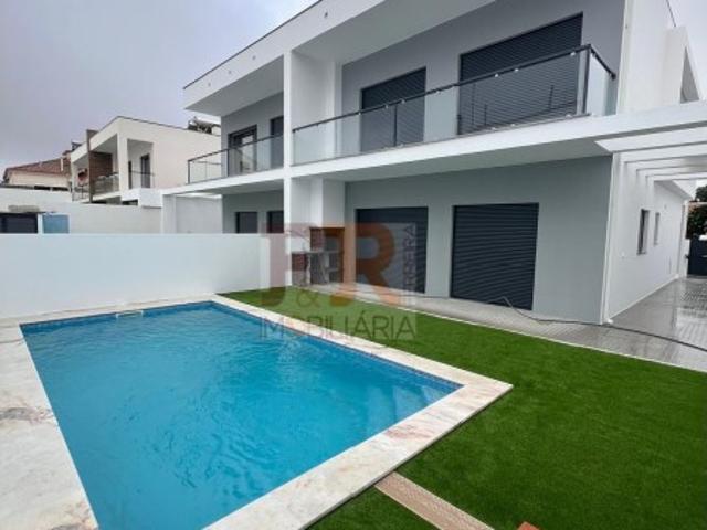Geminada Duplex T4 Trés suites e Piscina Fernão Ferro