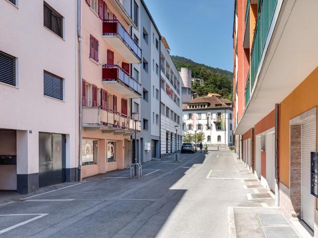 Gemischt genutztes Gebäude bestehend aus einer Passage und 4 Wohnungen im Stadtzentrum von Monthey
