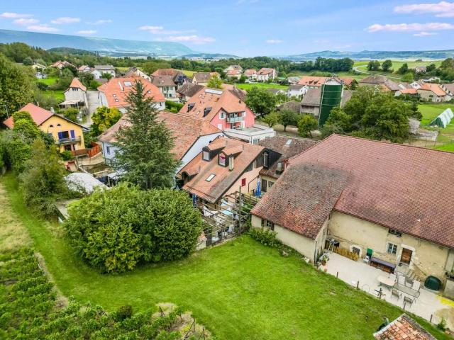 Gemischt genutztes Gebäude in Agiez