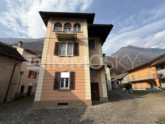 Gemischtes Gebäude im Preonzo House und Geschäftsräume