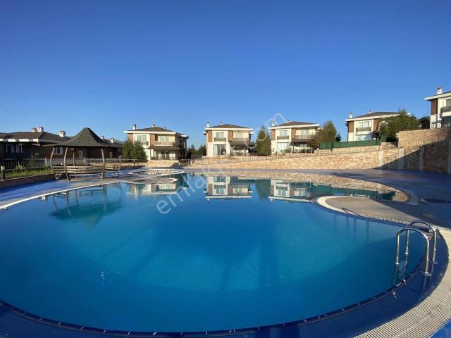 Gemlik Umurbey'de Deniz Manzaralı 5+1 Kiralık Villa