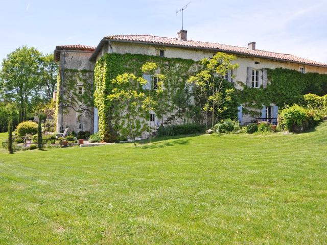 Gentilhommière de 1718 334m² Bertric Burée