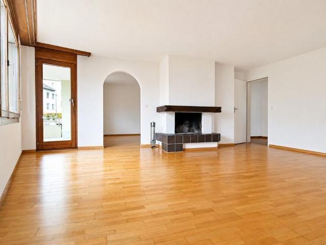 Generous 5.5 room apartment with fireplace and sunny balcony