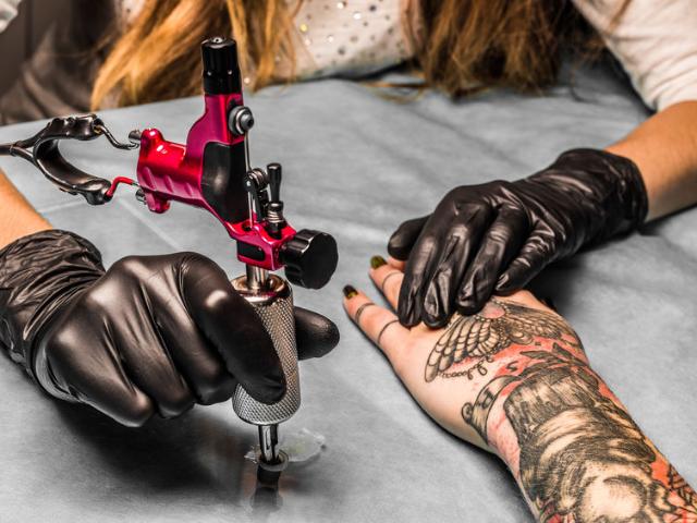 GENF: TATTOO STUDIO ÜBERNIMMT