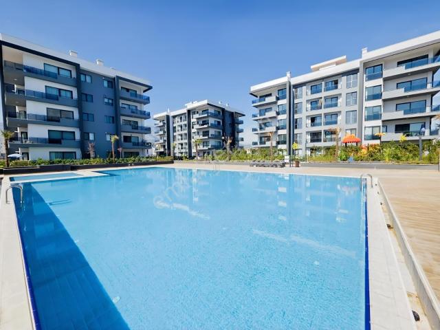 Geniş 3+1 / Havuz Manzaralı Güneydoğu Cepheli / Yeniköy