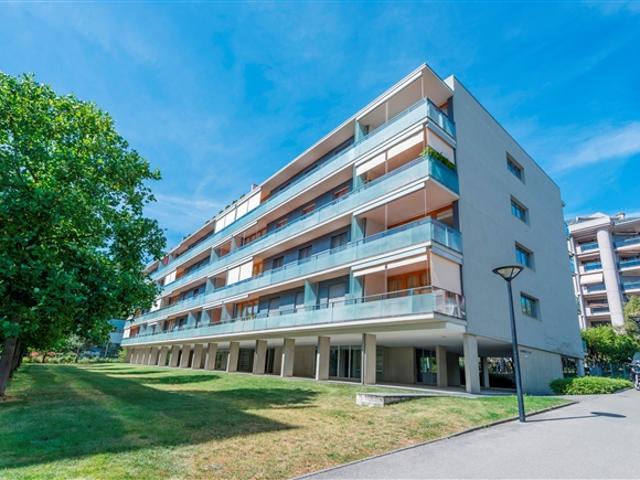 Genießen Sie eine atemberaubende Eckterrasse in einer Wohngegend