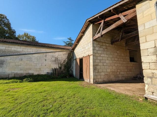 GENISSAC Ensemble immobilier 2 maisons + dépendance 218 m² – 150 000 €