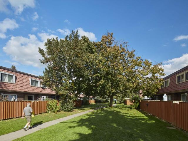 Georgian Court Townhomes 3 Bedroom Apartment for Rent at 610 Surrey Lane, Burlington, ON L7T 3S6 Aldershot South