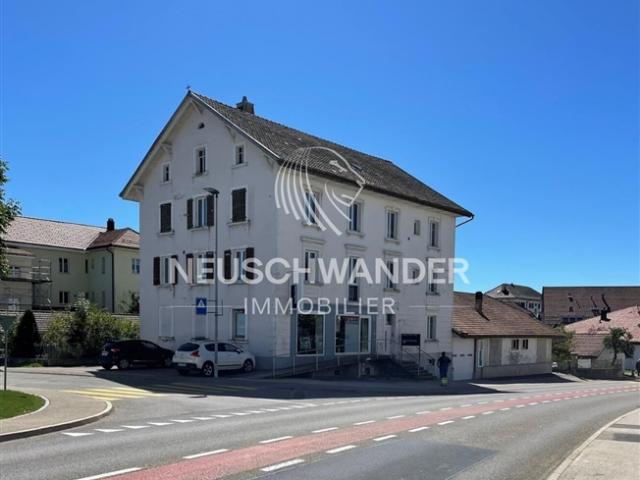 Gebäude mit 4 Wohnungen und 3 Geschäften zum Verkauf in Saignelégier